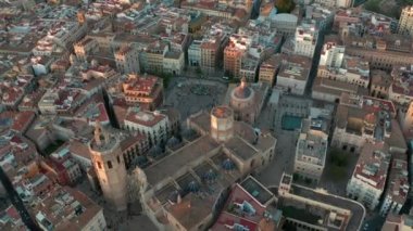 Hava görüntüsü. Valencia, İspanya Miguelet Çan Kulesi ve Katedrali 'nin etrafında dönüyor..
