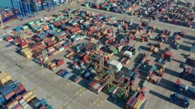 Hava görüntüsü. Konteynırlarla sanayi limanı.