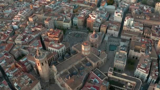 Luchtfoto 's. Valencia, Spanje hijgend rond de Miguelet Bell Tower en de kathedraal. — Stockvideo