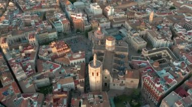 Hava görüntüsü. Valencia, İspanya Miguelet Çan Kulesi ve Katedrali 'nin etrafında dönüyor..