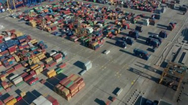 Hava görüntüsü. Konteynırlarla sanayi limanı.