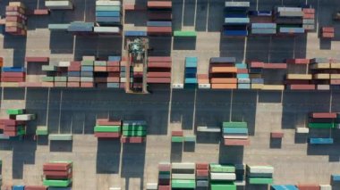 Hava görüntüsü. Limandaki renkli konteynırlar.