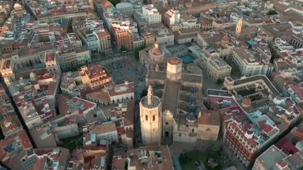 Luchtfoto 's. Valencia, Spanje hijgend rond de Miguelet Bell Tower en de kathedraal. — Stockvideo