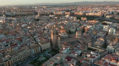 Hava görüntüsü. Valencia, İspanya Miguelet Çan Kulesi ve Katedrali 'nin etrafında dönüyor..