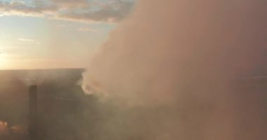 Gün batımında havada borulardan siyah duman çıkıyor. Çevre kirliliği. Büyük endüstriyel fabrika boruları kimyasal duman üretir..