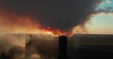 Gün batımında havada borulardan siyah duman çıkıyor. Çevre kirliliği. Büyük endüstriyel fabrika boruları kimyasal duman üretir..