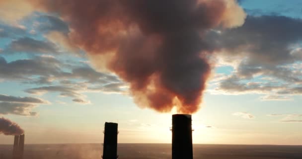 Vue aérienne. Tuyaux jetant de la fumée dans le ciel au coucher du soleil. — Video