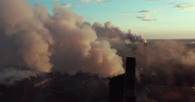 Hava görüntüsü. Endüstriyel borulardan atmosfere emisyon.