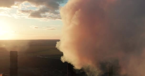 Dunkler Rauch aus Pfeifen liegt bei Sonnenuntergang in der Luft. Umweltverschmutzung. Große Rohre einer Industriefabrik produzieren chemischen Rauch. — Stockvideo