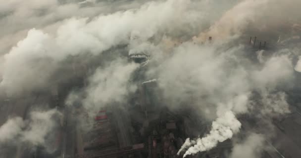 Vista aerea di un tubo industriale inquina l'aria accanto alle persone che vivono in città. Crea un effetto serra. — Video Stock