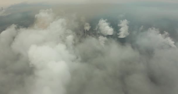 A füstkibocsátású magas csövek epikus antennája. Növényi csövek szennyezik a légkört. Ipari gyári szennyezés, füstgázok. Ipari övezet, sűrű füstfelhők. Éghajlatváltozás, ökológia. — Stock videók