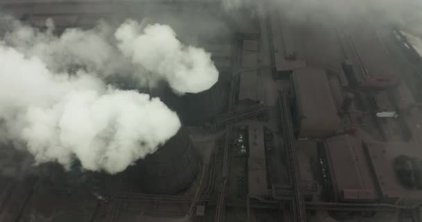 Vista aerea di un tubo industriale inquina l'aria accanto alle persone che vivono in città. Crea un effetto serra. — Video Stock