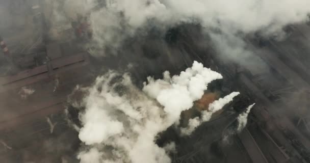 Vista aerea di un tubo industriale inquina l'aria accanto alle persone che vivono in città. Crea un effetto serra. — Video Stock