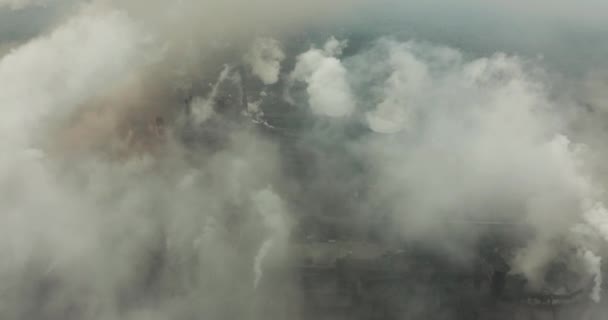 Vista aerea di un tubo industriale inquina l'aria accanto alle persone che vivono in città. Crea un effetto serra. — Video Stock