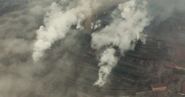 Epic aerial of high pipes with smoke emission. Plant pipes pollute atmosphere. Industrial factory pollution, smokestack exhaust gases. Industry zone, thick smoke plumes. Climate change, ecology. — Stock Video