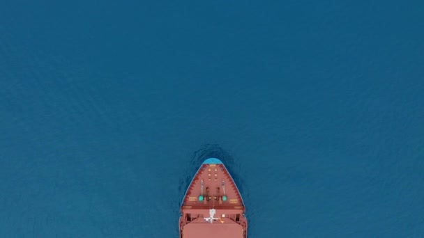 공중에서 본 모습. 망망대해를 항해하는 화물선. — 비디오
