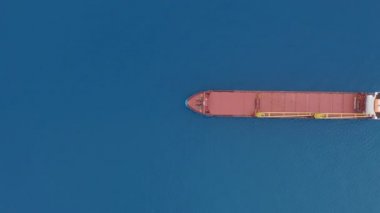 Hava görüntüsü. Denizde kargo gemisi.