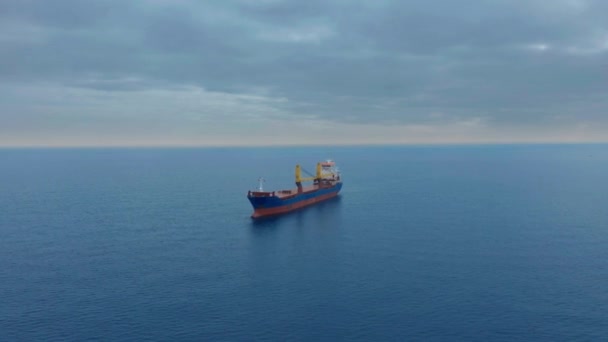 Légi felvétel. Oldalnézet vörös teherhajó úszó a tengerben. — Stock videók