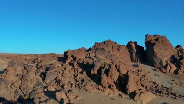 Teide Ulusal Parkı, Tenerife, Kanarya Adaları 'ndaki Volkan Teide ve lav manzarası. — Stok video