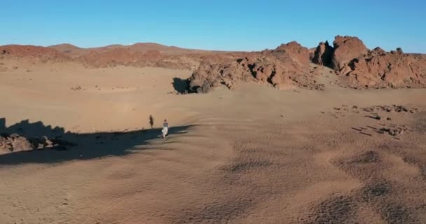 Luchtfoto 's. Lopende kinderen op het oppervlak van Mars. Futuristische Kolonisatie en Ruimteonderzoek Concept. — Stockvideo