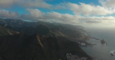 Aeral görüş. İspanya 'nın Tenerife adasındaki dağların panoramik manzarası.