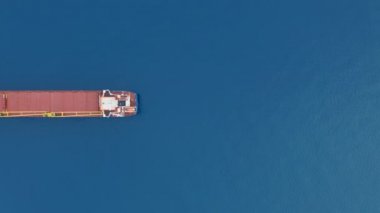 Hava görüntüsü. Açık denizde kargo gemisi.