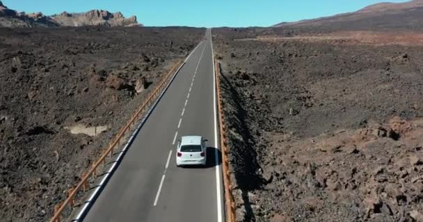 Luchtfoto 's. Rijden in vulkanische rotsachtige woestijn weg op Tenerife. — Stockvideo
