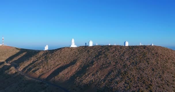 Luchtfoto 's. Ruimteobservatorium bij de vulkaan Teide op Tenerife, Canarische eilanden, Spanje. — Stockvideo