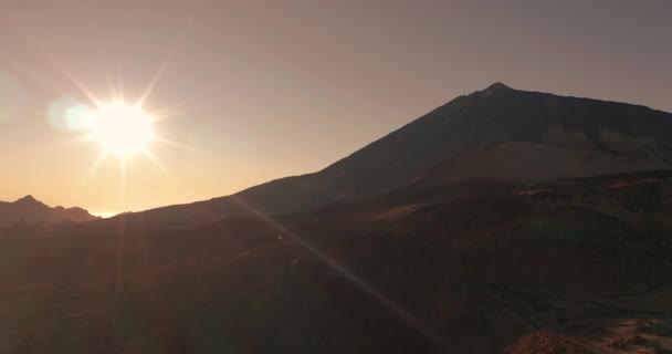Luftaufnahme. Teide-Nationalpark, Flug über die Berge und gehärtete Lava bei Sonnenuntergang. Teneriffa, Kanarische Inseln. — Stockvideo
