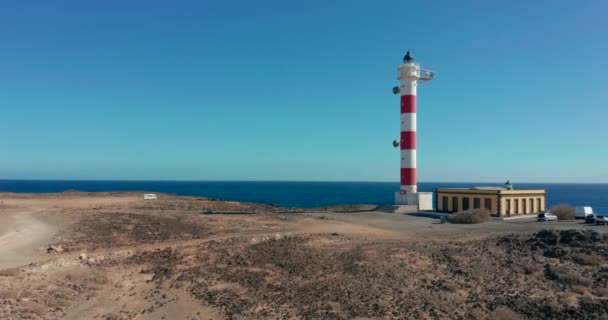 Vista aérea. Farol Faro de Rasca em Tenerife, Ilhas Canárias, Espanha. Costa selvagem do Oceano Atlântico. — Vídeo de Stock