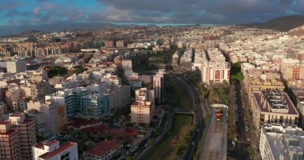 Pohled na síň. Přístav Santa Cruz při východu slunce z moře, Tenerife, Kanárské ostrovy. — Stock video