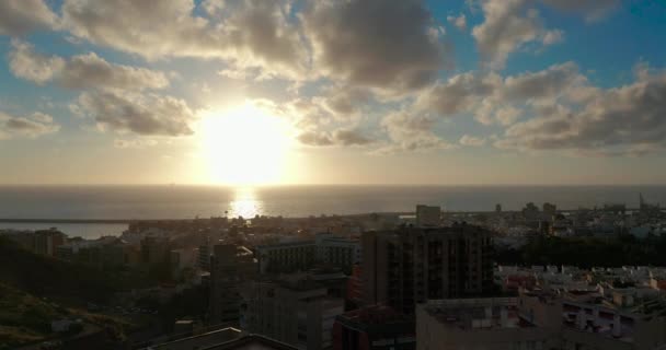 Vista aérea. Cidade de Santa Cruz de Tenerife ao pôr-do-sol. A capital das Ilhas Canárias em Espanha. Uma cidade junto ao oceano. — Vídeo de Stock