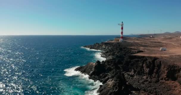 Vista aerea. Faro sulla riva dell'Oceano Atlantico. Isole Canarie. — Video Stock