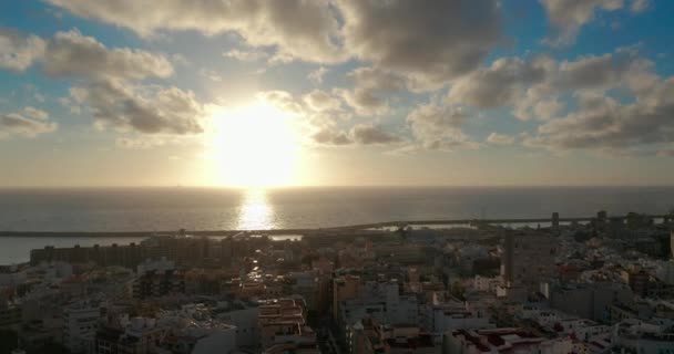 Pohled na síň. Přístav Santa Cruz při východu slunce z moře, Tenerife, Kanárské ostrovy. — Stock video