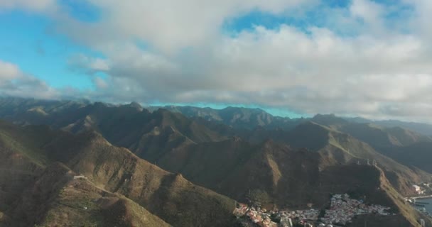 Pohled zblízka. Panoramatický výhled na pohoří na ostrově Tenerife, Španělsko. — Stock video