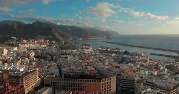 Letecký pohled. Město Santa Cruz de Tenerife. Hlavní město Kanárských ostrovů ve Španělsku. — Stock video