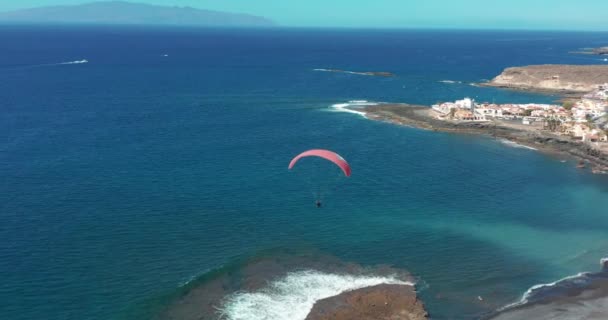 パラグライダーは海を飛んでいる。空中風景. — ストック動画
