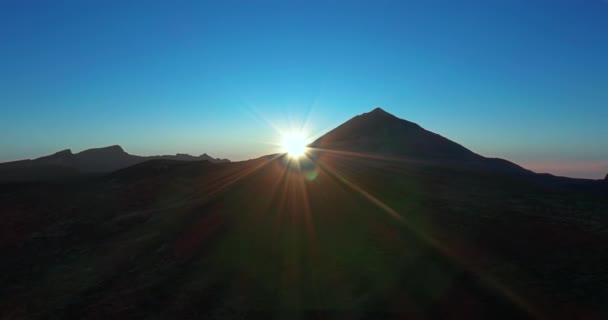Luchtfoto 's. Zonsondergang boven Teide vulkaan, Tenerife, Canarische eilanden, Spanje. — Stockvideo