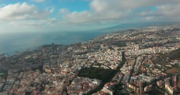 Letecký pohled. Město Santa Cruz de Tenerife. Hlavní město Kanárských ostrovů ve Španělsku. — Stock video