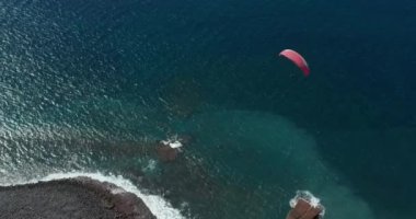 Gökyüzündeki paraglider, hava akımlarında uçar.