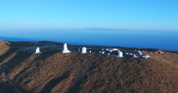 Hava görüntüsü. Geniş bir çayır vadisinde modern bir astronomik gözlemevi. Büyük açık alan manzarası. — Stok video