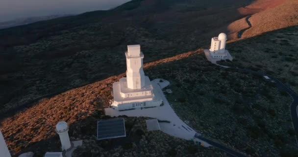 Luftaufnahme. Ein modernes astronomisches Observatorium in einem ausgedehnten Wiesental. Große Freiraumlandschaft. — Stockvideo