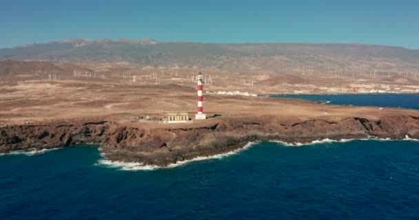 Αεροφωτογραφία. Φάρος Faro de Rasca στην Τενερίφη, Κανάρια Νησιά, Ισπανία. Άγρια Ακτή του Ατλαντικού Ωκεανού. — Αρχείο Βίντεο