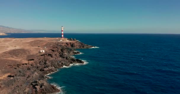 Luftaufnahme. Leuchtturm Faro de Rasca auf Teneriffa, Kanarische Inseln, Spanien. Wilde Küste des Atlantiks. — Stockvideo