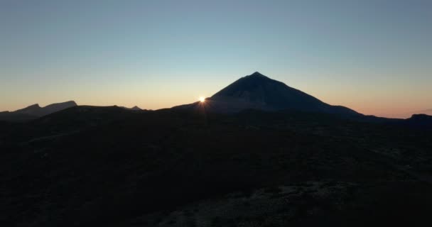 Flygfoto. Teide nationalpark, flyg över bergen och härdade lava vid solnedgången. Teneriffa, Kanarieöarna. — Stockvideo