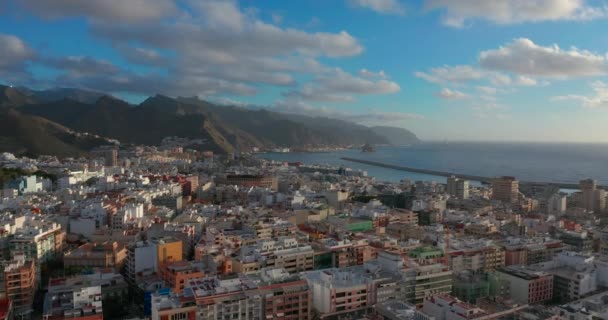 Letecký pohled. Město Santa Cruz de Tenerife při západu slunce. Hlavní město Kanárských ostrovů ve Španělsku. Město u oceánu. — Stock video