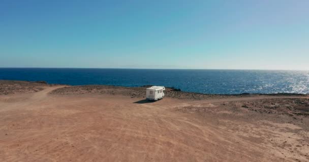 Flygfoto. Camper van på en parkeringsplats på en klippa nära Atlanten. Husvagnspark. — Stockvideo