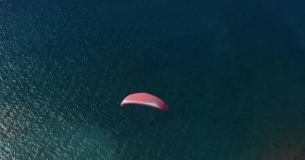 Paraglider die over de oceaan vliegt. Luchtzicht. — Stockvideo