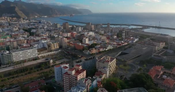 Pohled na síň. Přístav Santa Cruz při východu slunce z moře, Tenerife, Kanárské ostrovy. — Stock video