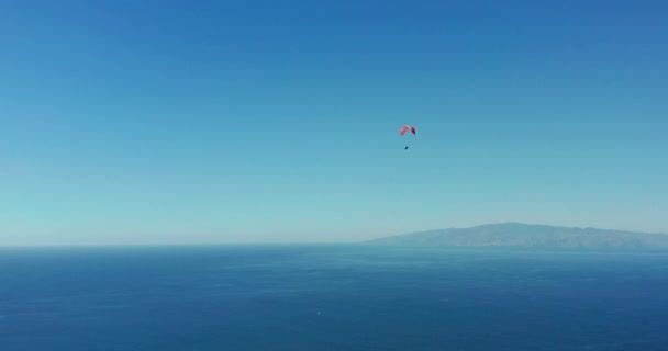 Extrém siklóernyő repül a tiszta kék ég felé. — Stock videók